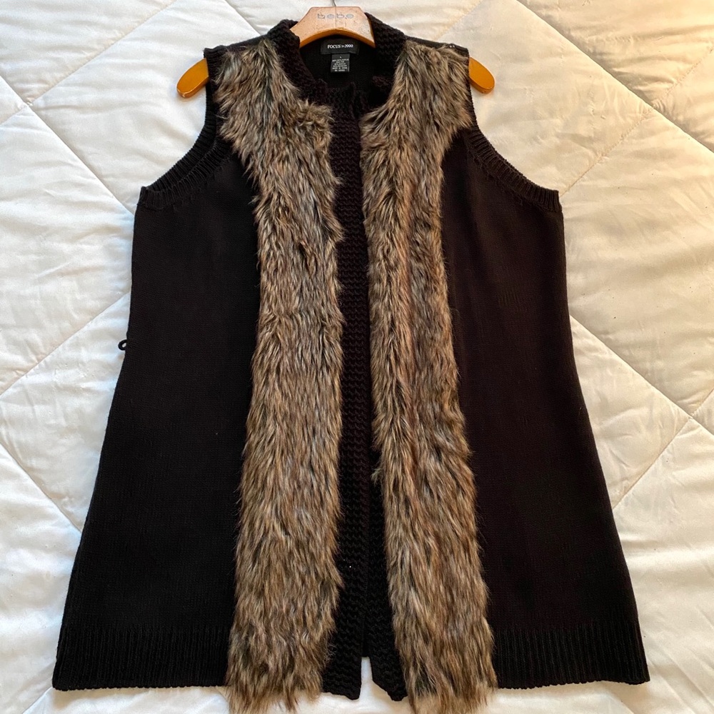 Knitted vest with faux fur detail